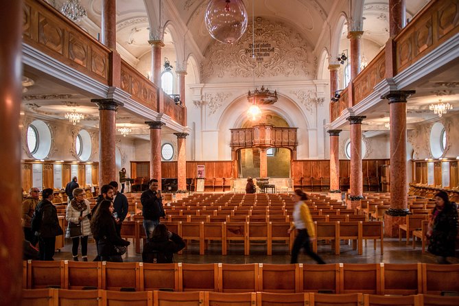 Best of Zurich Tour with Felsenegg Cable Car and Ferry Ride - A quick walk through the Altstadt