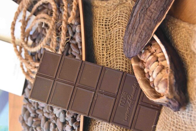 Chocolate tour in Bern with chocolate tasting - The first samples: industrial chocolate and handmade pieces