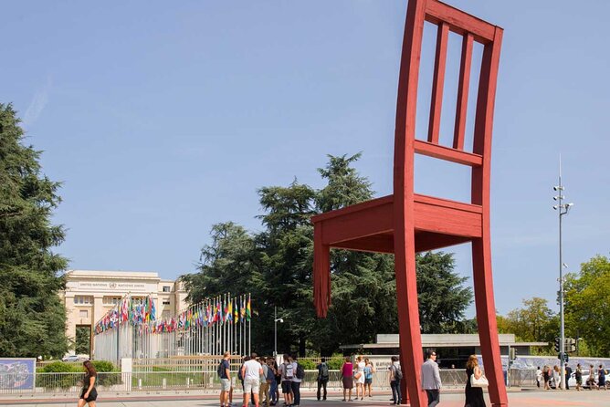 Geneva (International District) City Sights Self-Guided Tour - La chaise cassée and playful public art