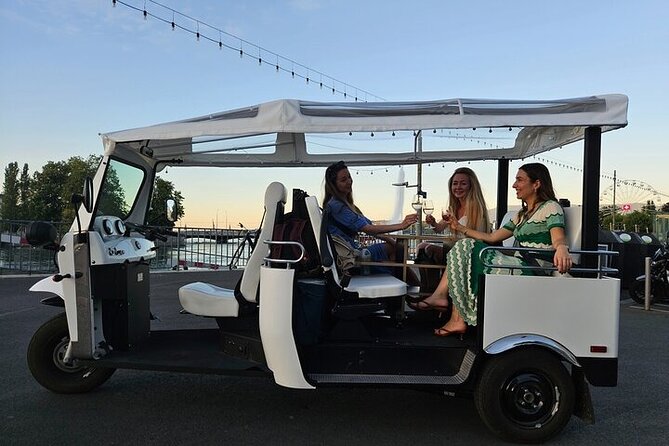 Geneva: Sightseeing of top Places Tour Electric TukTuk 1H15 tour - Starting at Lake Geneva and the Jet d’Eau