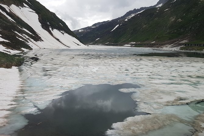 Glacier Express Panoramic Train Round Trip from Zürich With Private Guide - Lunch, seating, and comfort on the train