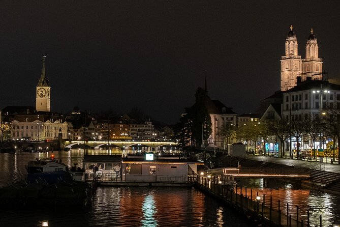 Lake Zurich mini boat tour / by night! - Steering, stories, and the private boat setting