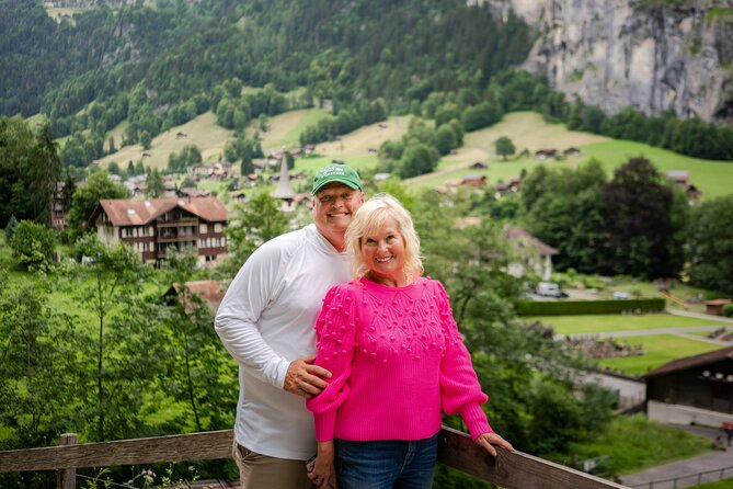 Lauterbrunnen Private Tour, Photoshoot, Fondue Picnic - Making fondue outdoors in the Swiss Alps