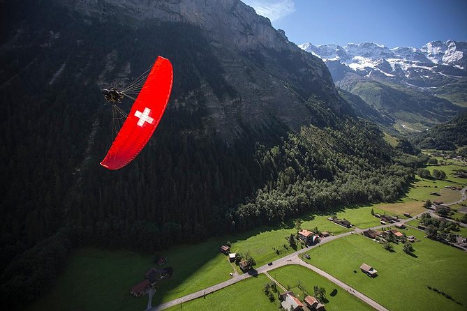 Mürren: Paragliding over the Lauterbrunnen Valley - Meeting the pilots and preparing for takeoff