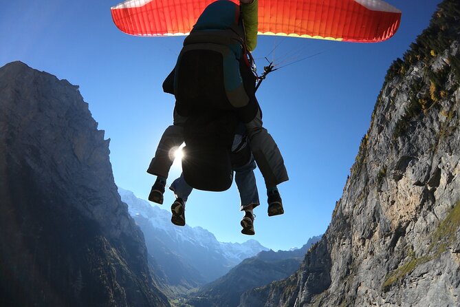 Mürren: Paragliding over the Lauterbrunnen Valley - Landing beside the Schilthornbahn