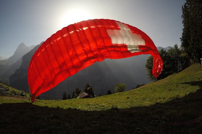 Mürren: Paragliding over the Lauterbrunnen Valley - Who will enjoy this most