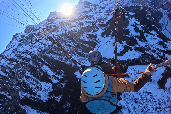 Paragliding male - Wengen and Lauterbrunnen on the route
