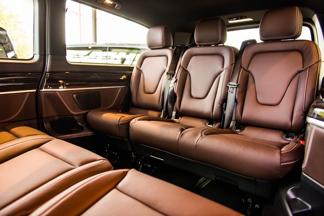 Private Arrival Transfer: from Geneva Airport to Yvoire, France - The border crossing from Switzerland into France