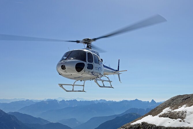 Private helicopter flight to Stockhorn mountain, with view to the Swiss Alps - Flying toward Stockhorn over Lake Thun