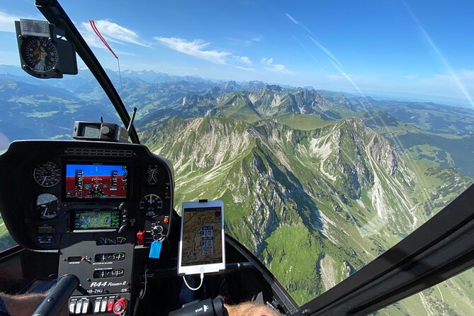 Private helicopter tour to Jura and Seeland - a beautiful sightseeing flight - Creux du Van and the Jura’s grand finale