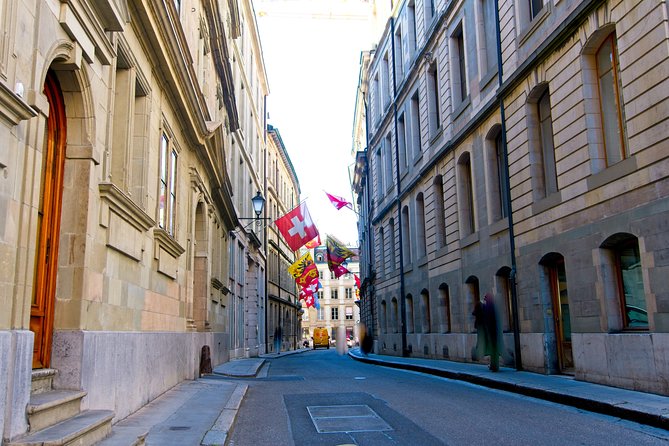 Private Photo Tour LUXE CUSTOM in Geneva - Getting your photos after the walk