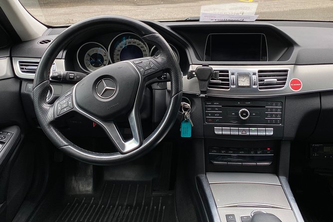 Private transfer from Zurich City to Basel Airport - Family and ski equipment details