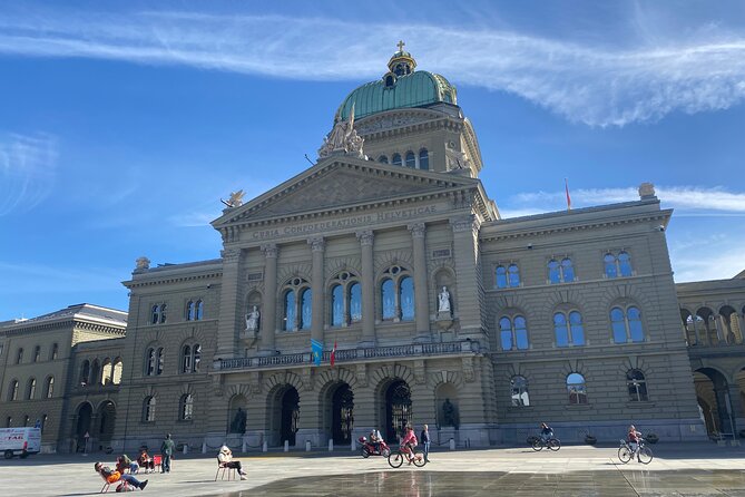 Self-Guided Reading City Tour in Bern - Mosesbrunnen, Parliament, and the Aare view