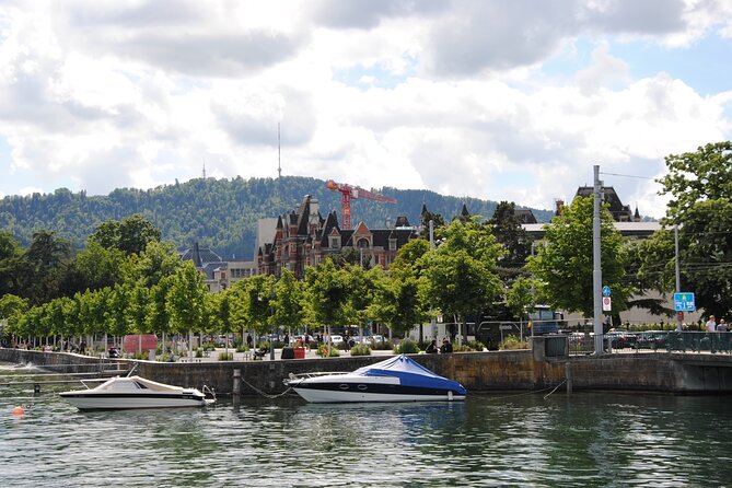 Zurich 360° City Walk Tour Including Hidden Spots - A lakeside pause with cheese and chocolate
