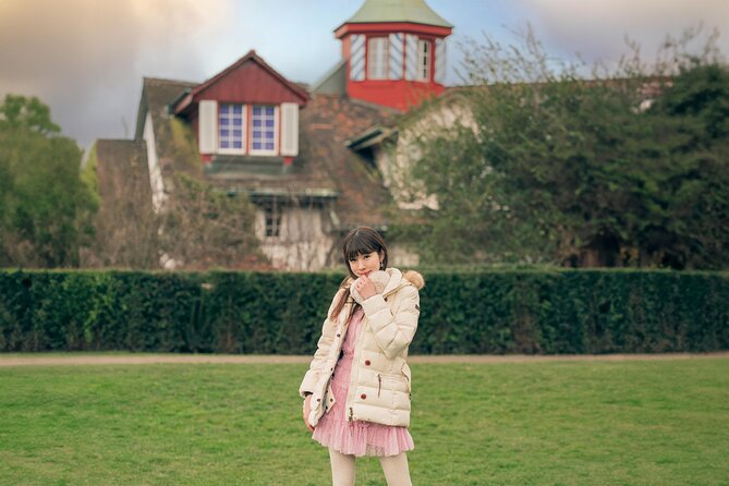 Zurich: Professional Photoshoot at the Best Spots - Lindenhof and the Crash Landing on You Connection